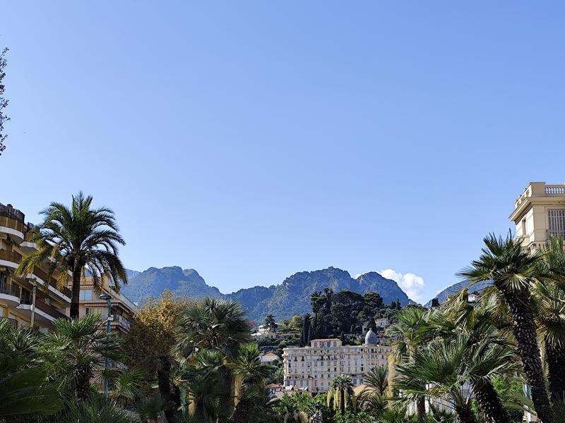 Vue depuis les jardins Biovès à Menton