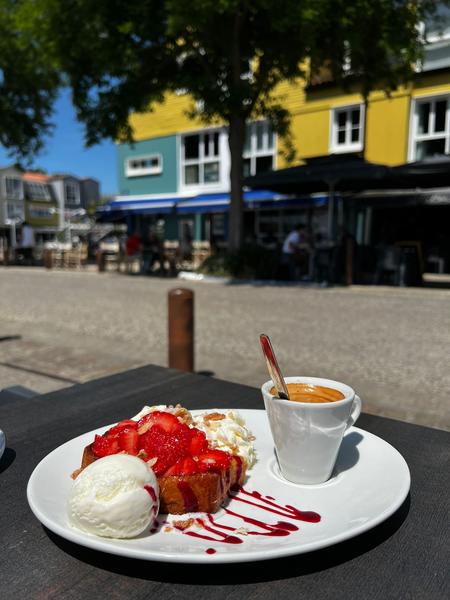 Un dessert avec un café, en terrasse