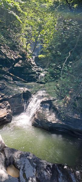 Pierre Fendue depuis le Cochenet - sentier pédestre_Cordon