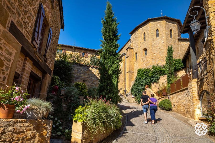 Oingt, un des plus beaux villages de France à 20 minutes du domaine