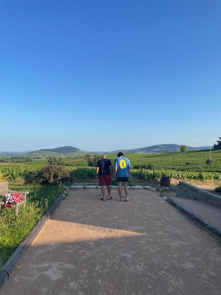 Terrain de pétanque vue sur le Mont Brouilly