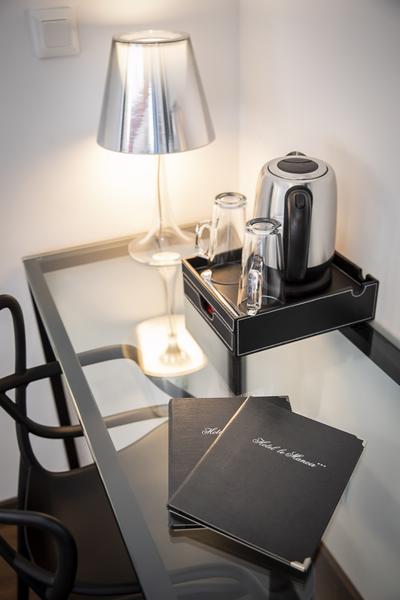 Table avec bouilloire - chambre