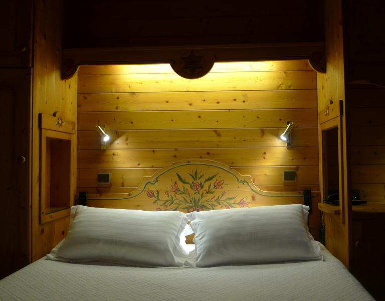 Faverges Hôtel du parc tête de lit bois