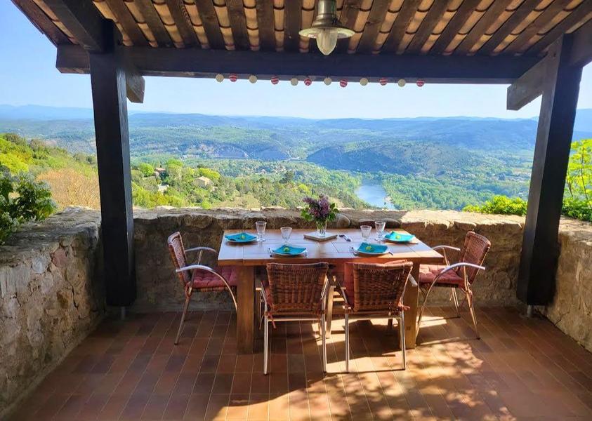 De la terrasse couverte, vous pourrez profiter dune vue incroyable sur la vallée.