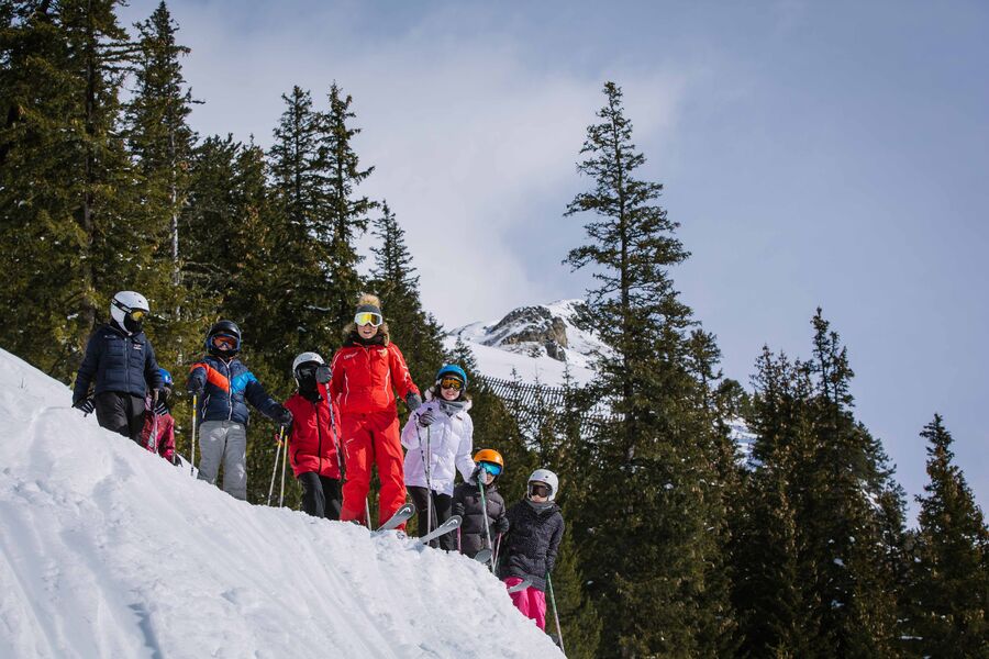 Groupe de skieurs en hors-piste