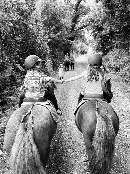 Séance baby poney à La Ferme de la Marinette