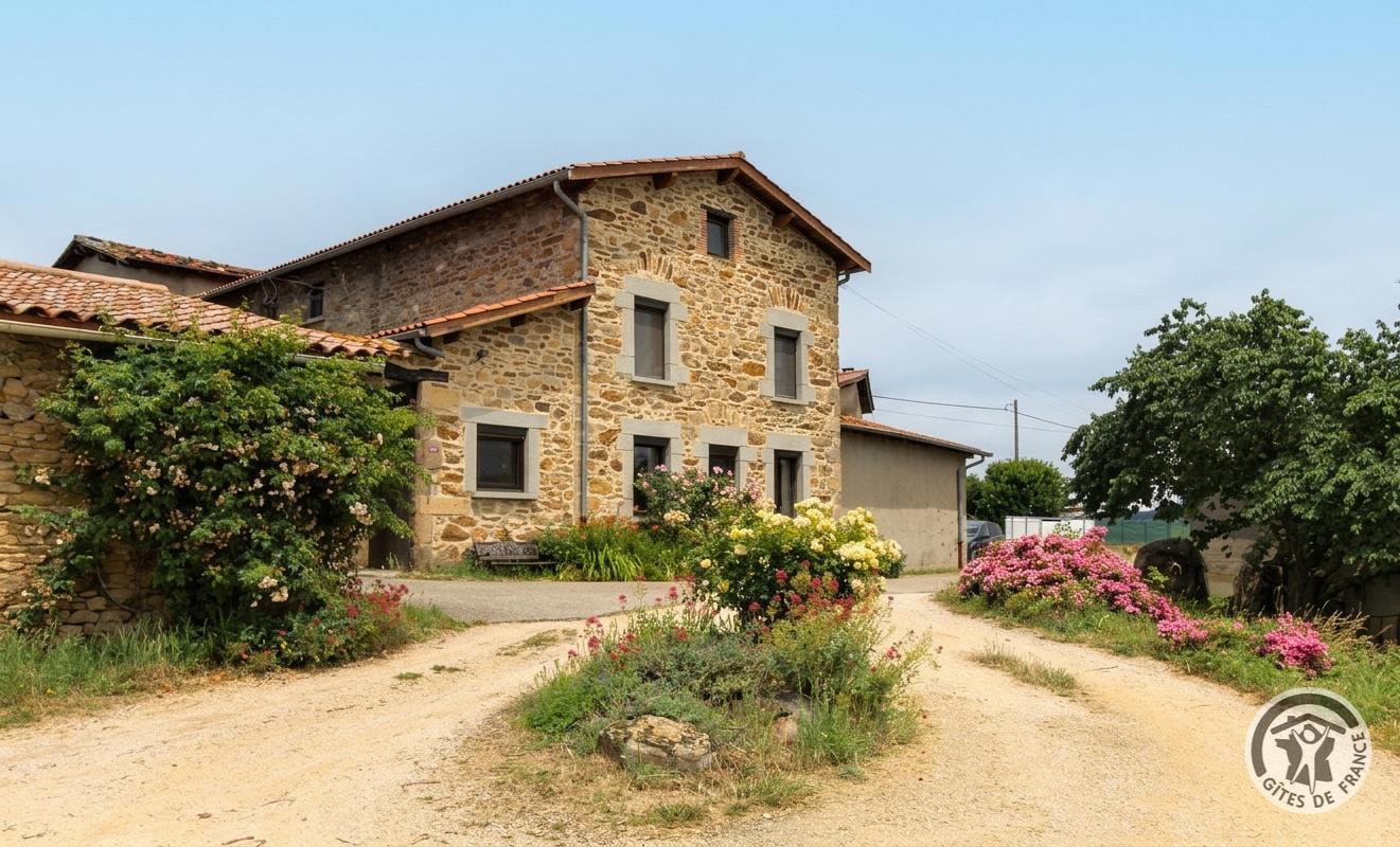 Gîte des Pampilles - Les Haies (Rhône, Pilat, proximité de Vienne et Condrieu) : la maison fleurie au printemps.