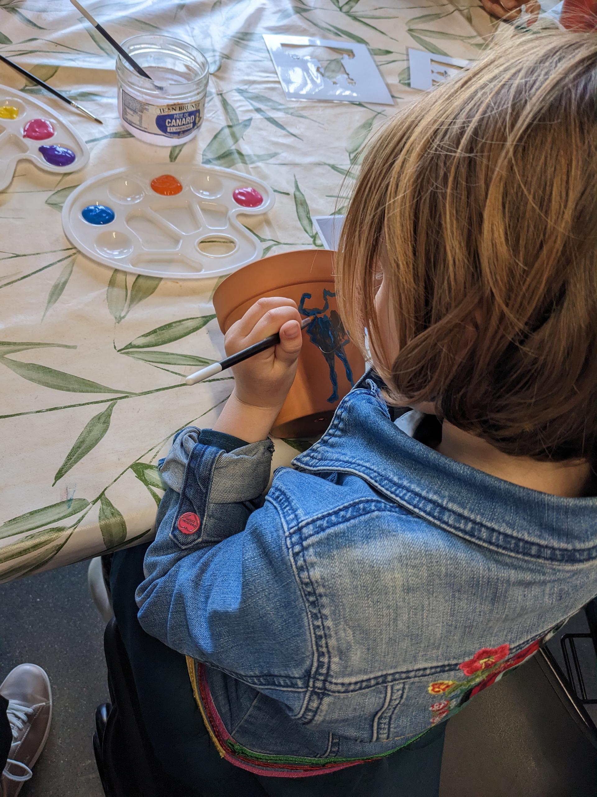 Atelier décoration d'un vase romain