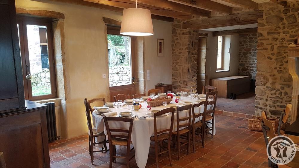 Grand Gîte \'Au Foin Tendre\' à Amplepuis (Rhône - Beaujolais Vert - proximité Lac des Sapins) : espace repas dans la pièce à vivre, au rez-de-chaussée.