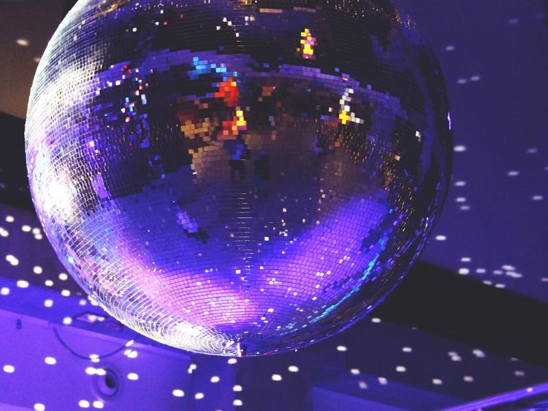 Boule à facette dans une ambienca violette