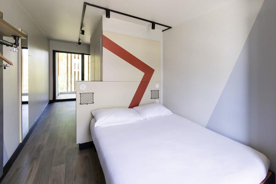 Une chambre avec un lit double.