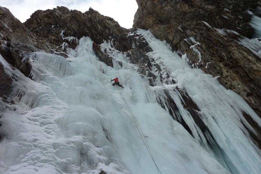 Escalade sur cascade de glace hiver