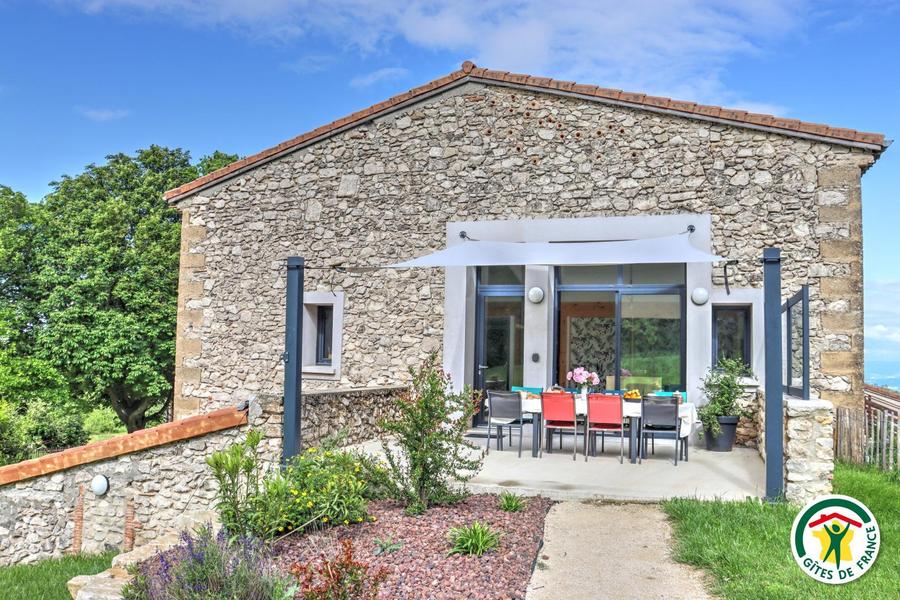 Terrasse privative et entrée du gîte