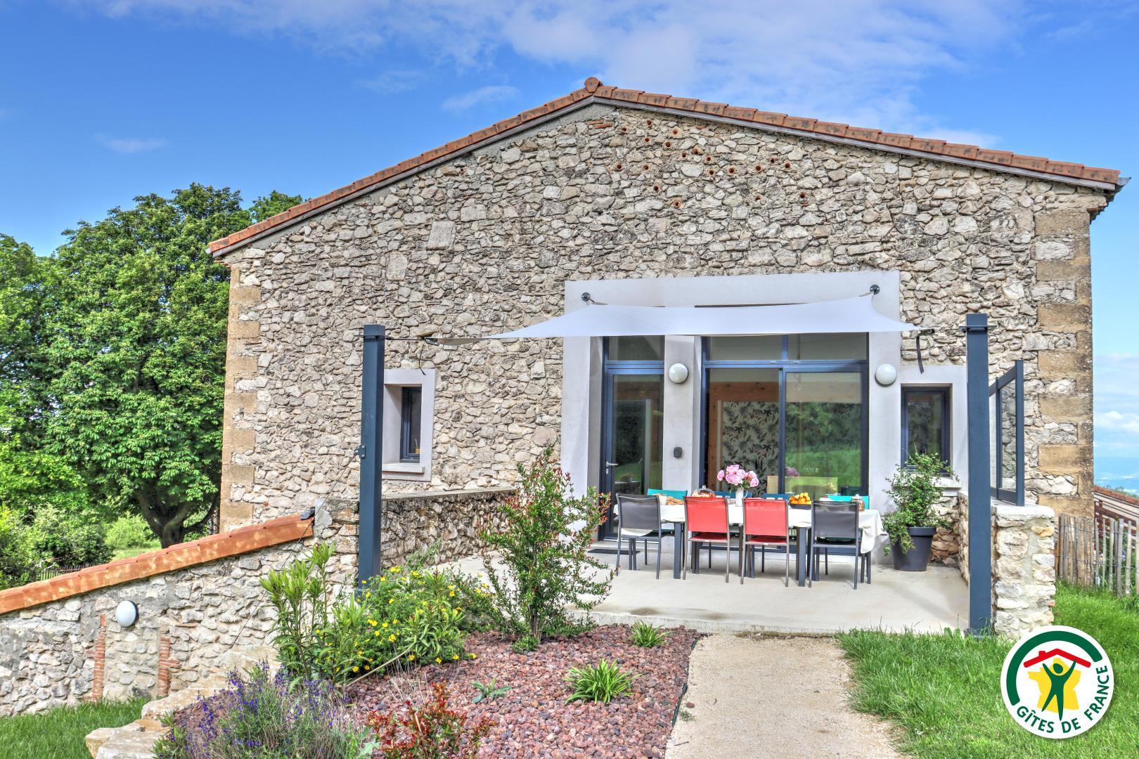 Terrasse privative et entrée du gîte