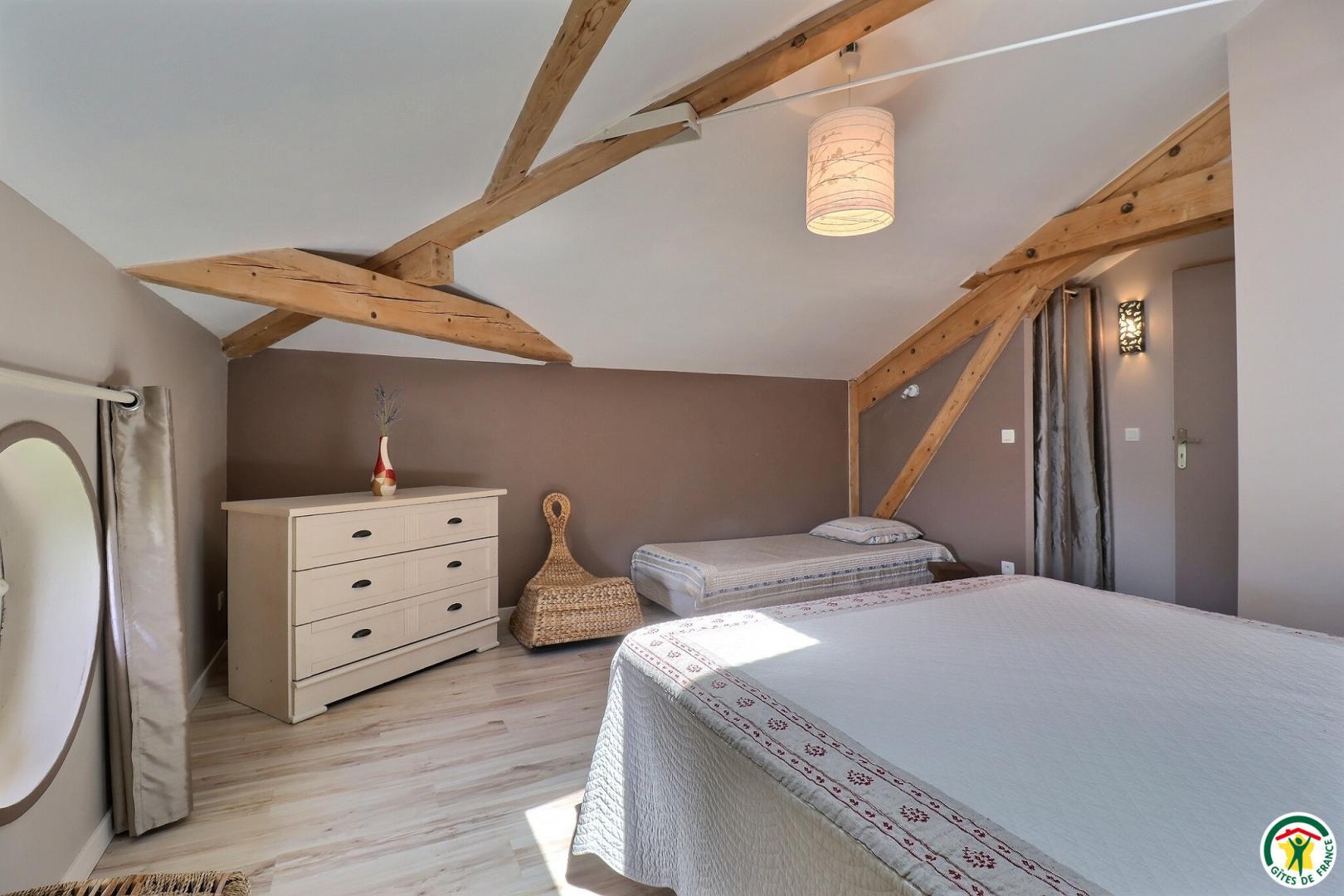 Chambre avec un lit double (1x160) et un lit simple (1x90)