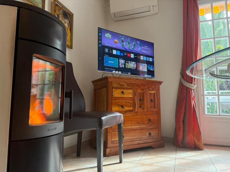 Villa palmeraie Nice® Aspremont 06 Poêle à granulés avec nettoyage automatique  pour les hivers rigoureux  et Smart TV.