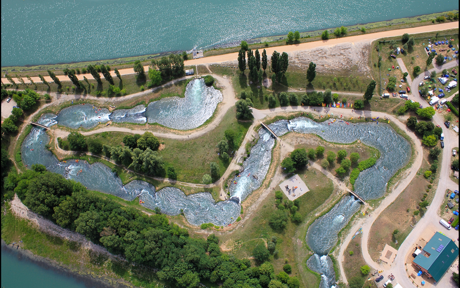 Vue aérienne de la rivière artificielle