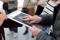 Visite tactile dans l'exposition BRAND NEW!, MAMC+, 2025.