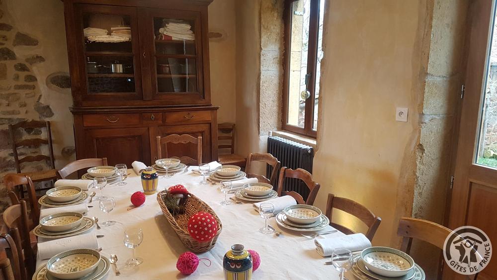 Grand Gîte \'Au Foin Tendre\' à Amplepuis (Rhône - Beaujolais Vert - proximité Lac des Sapins) : séjour, table dressée.