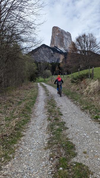 Vers le Mont-Aiguille en vélo