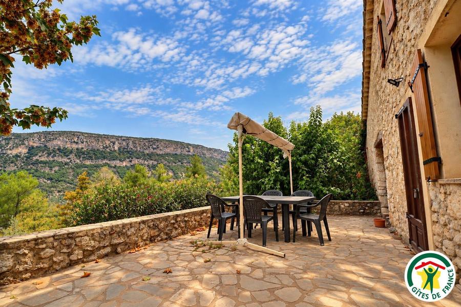 Terrasse du gîte, vue sur la montagne