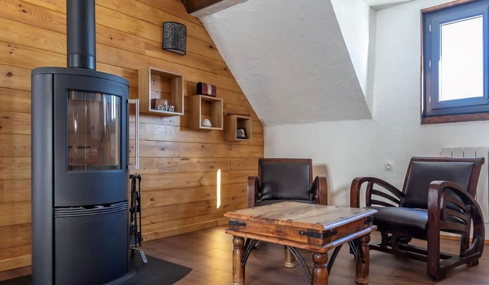 le salon cosy son poêle à bois du Gîte Le Montué à Font d'Urle