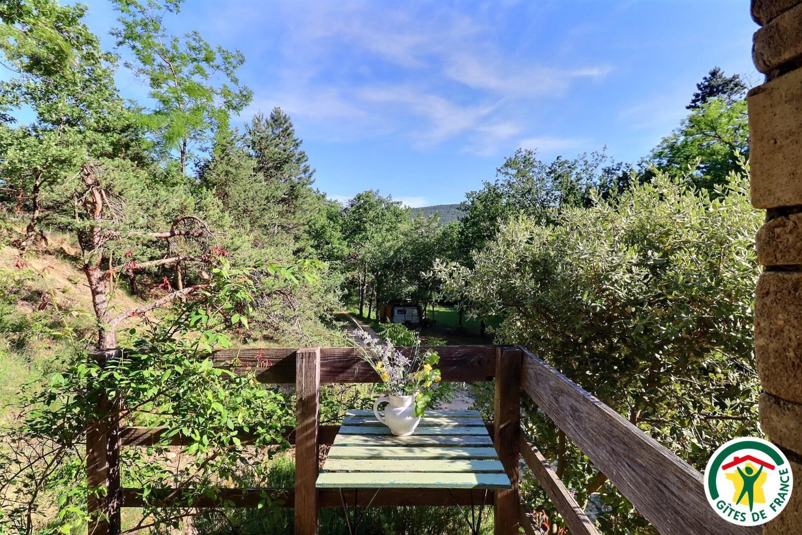 Petit balcon sur la forêt, côté chambre à l'étage