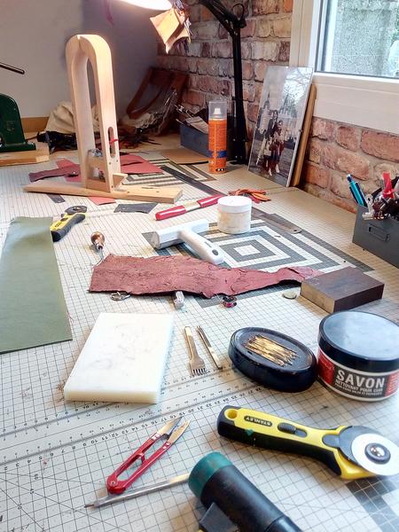 Dans les coulisses de l'atelier d'Amarande :  cuir de carpe de la Dombes