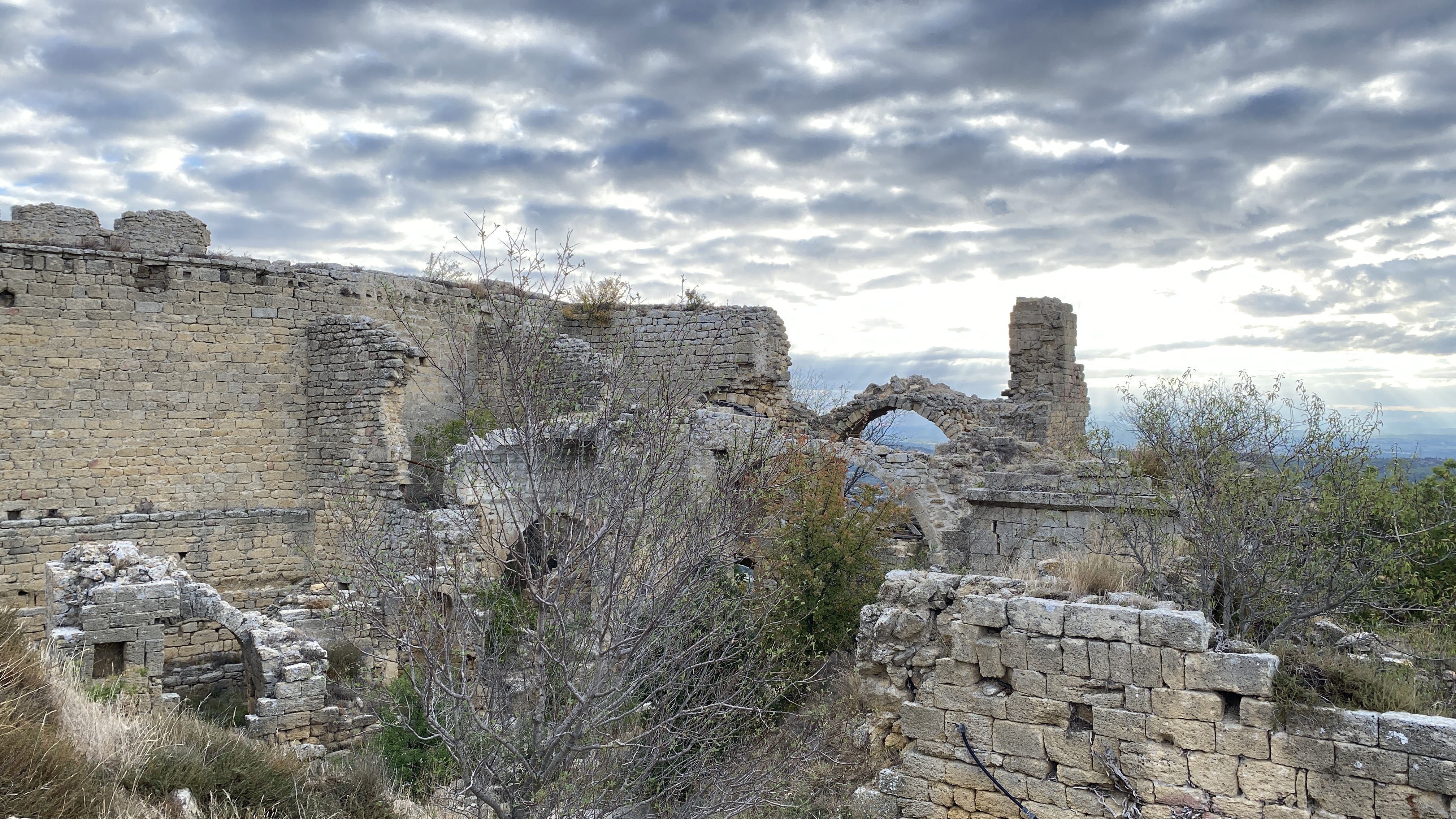 Ruines du château seigneurial de Vernègues, Vernègues - photo 2