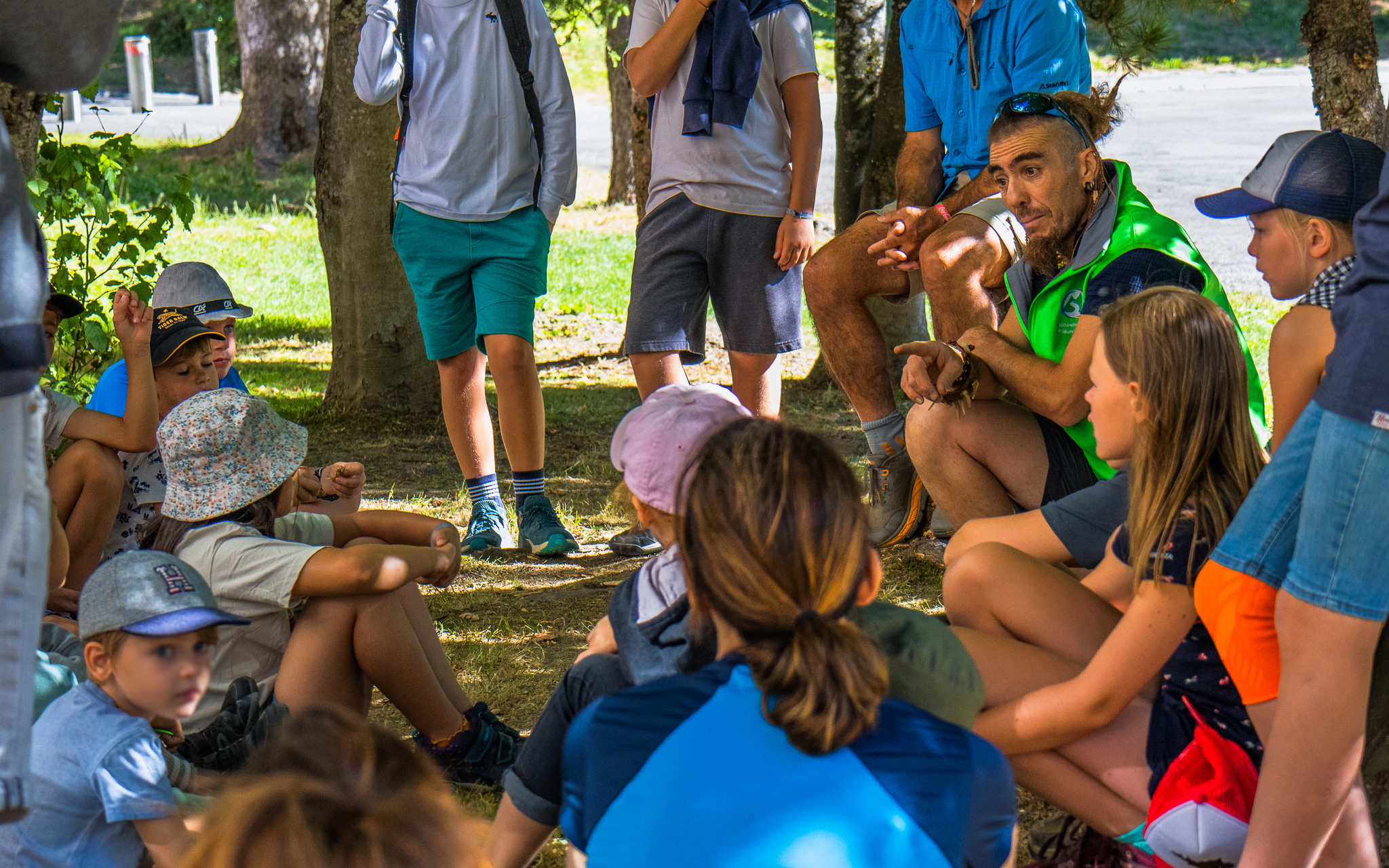 The animator gives information on the wild fauna