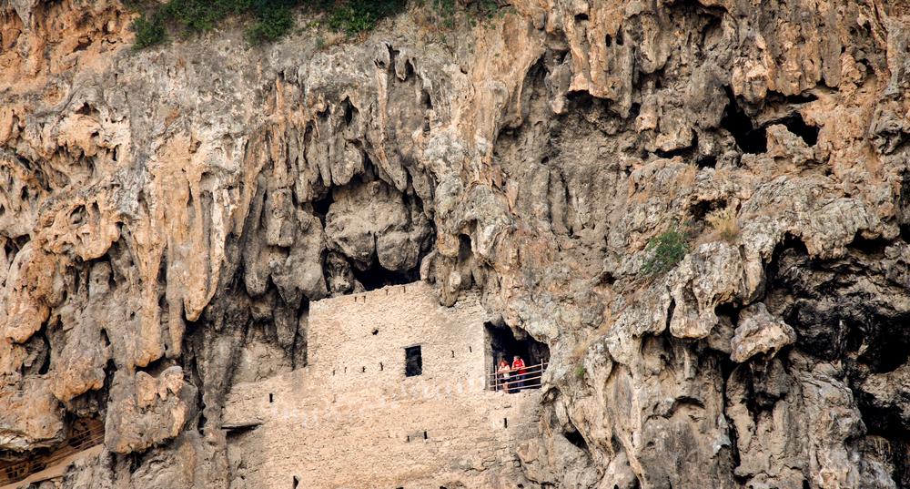 Habitats troglodytes dans le rocher de tuf - Cotignac