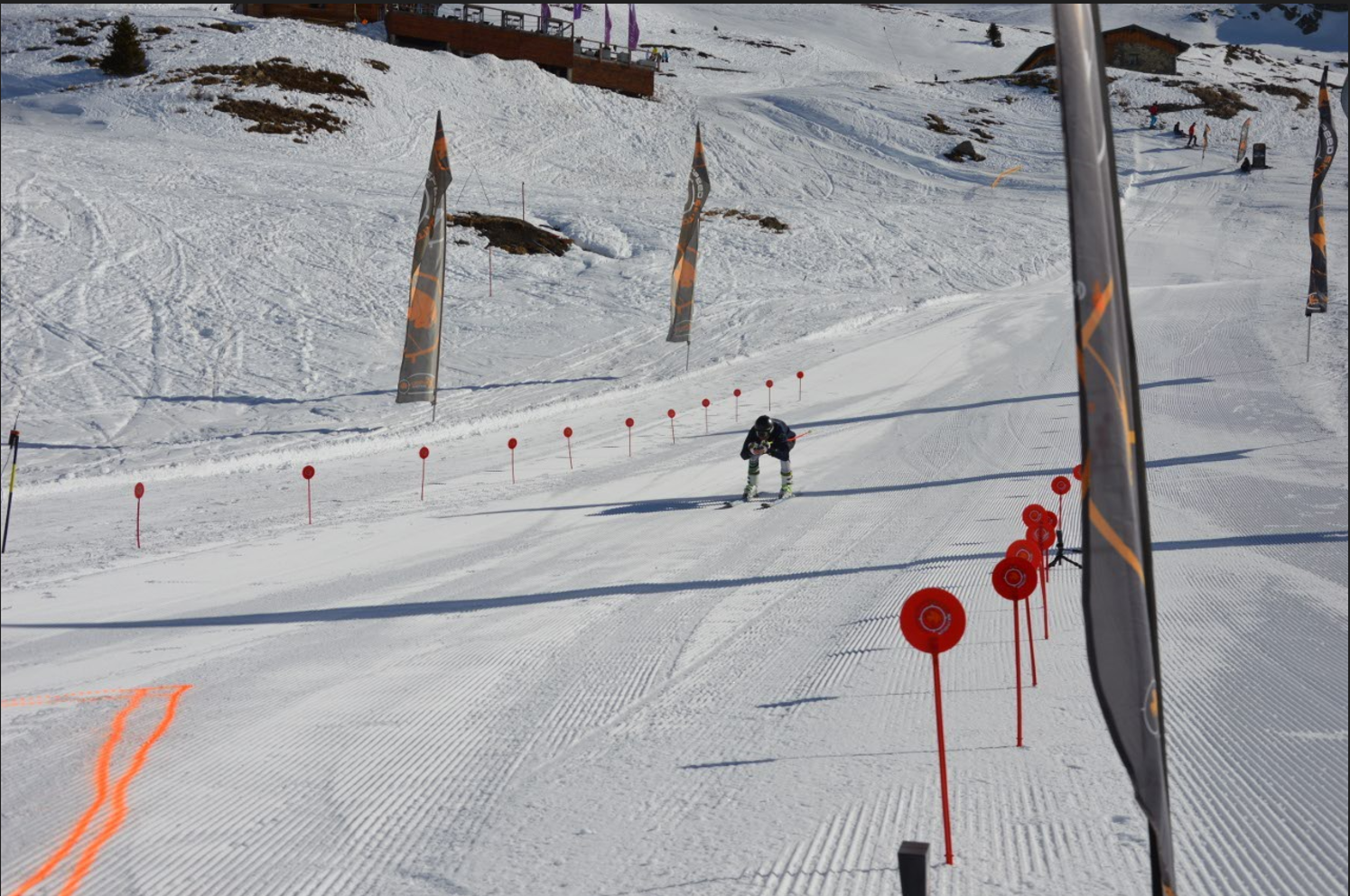 skieur sur la piste valspeed à valmeinier