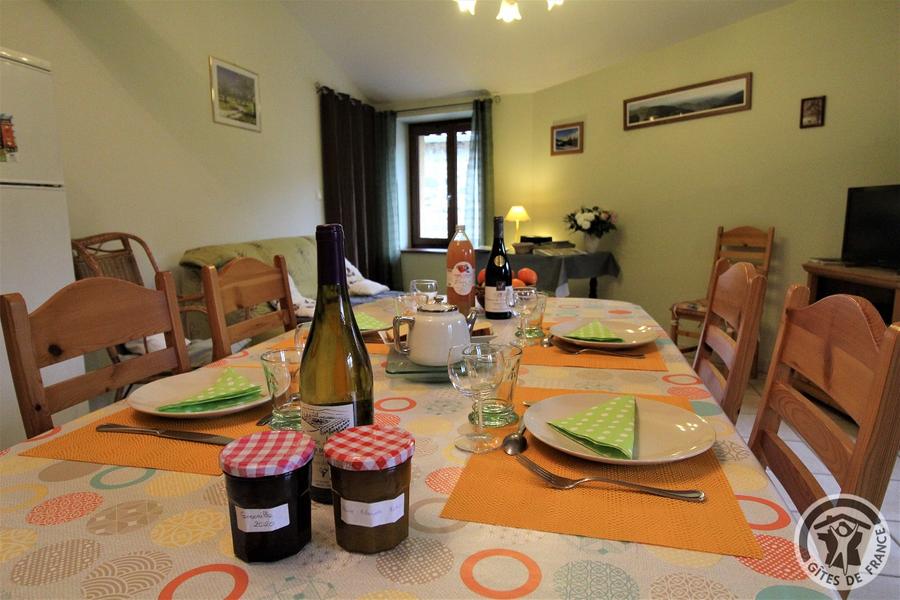 Gîte de Montmenot à Ancy (Rhône - Monts du Beaujolais): table dressée.