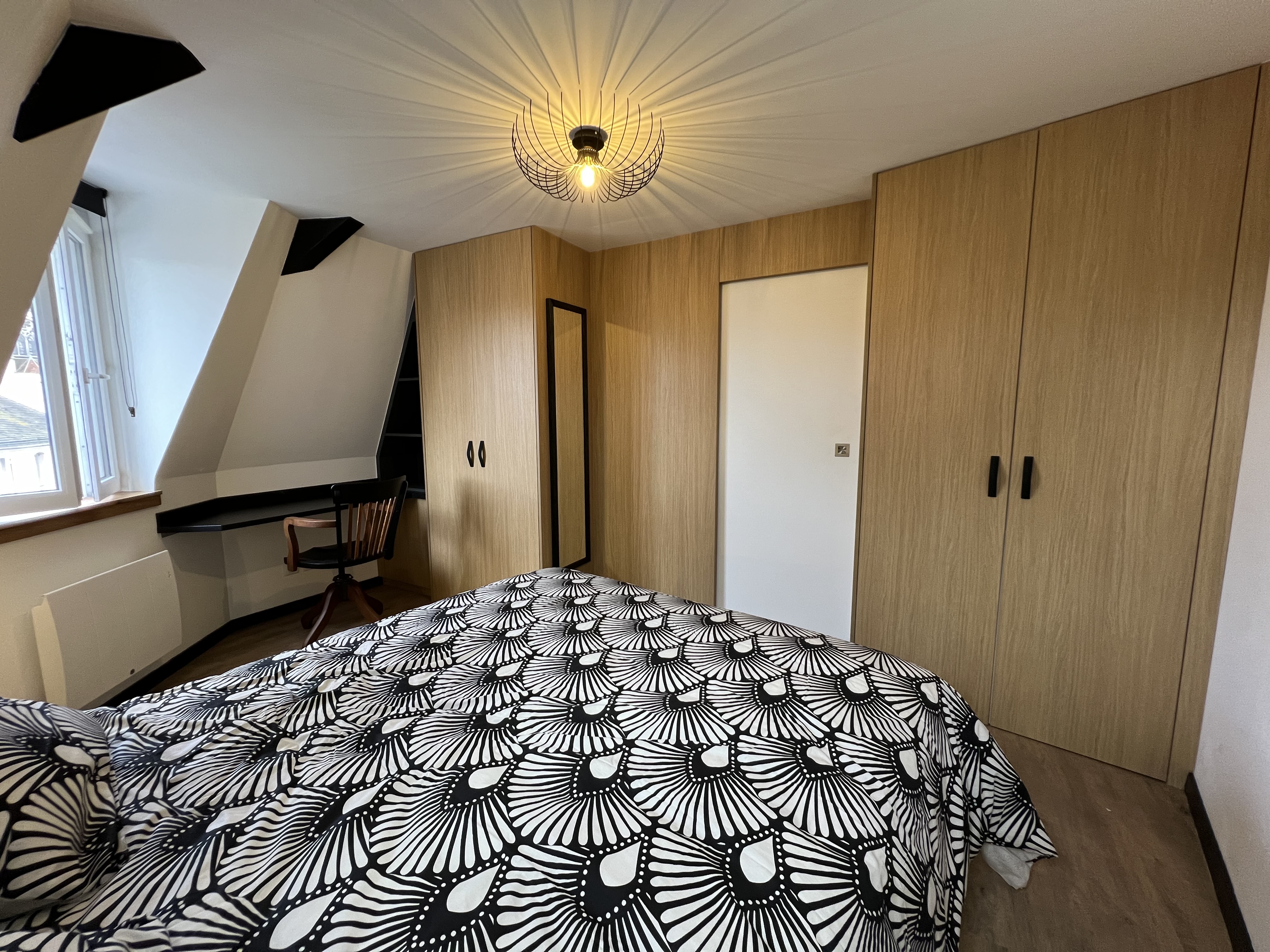 Les dressings sur mesure dans la grande chambre