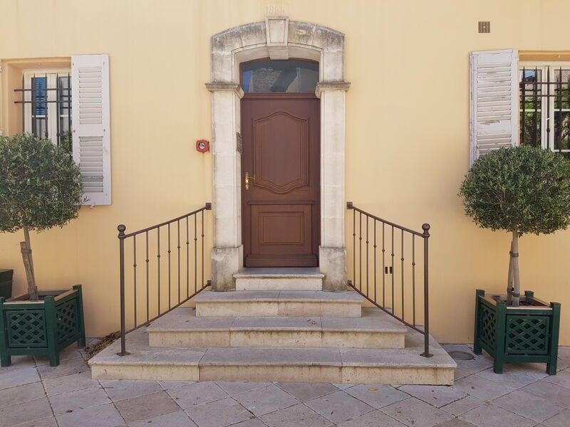 Portes anciennes à Gassin, l'un des Plus Beaux Villages de France - https://gassin.eu