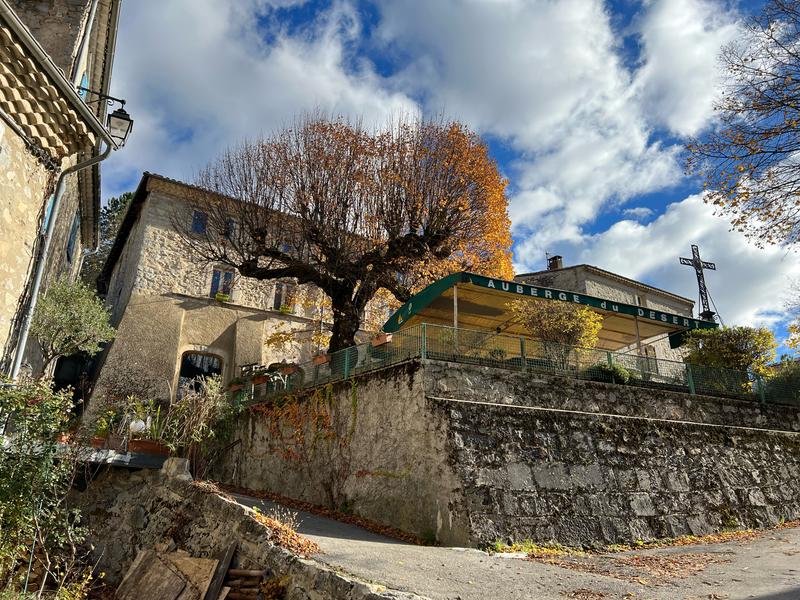 Bâtisse et terrasse