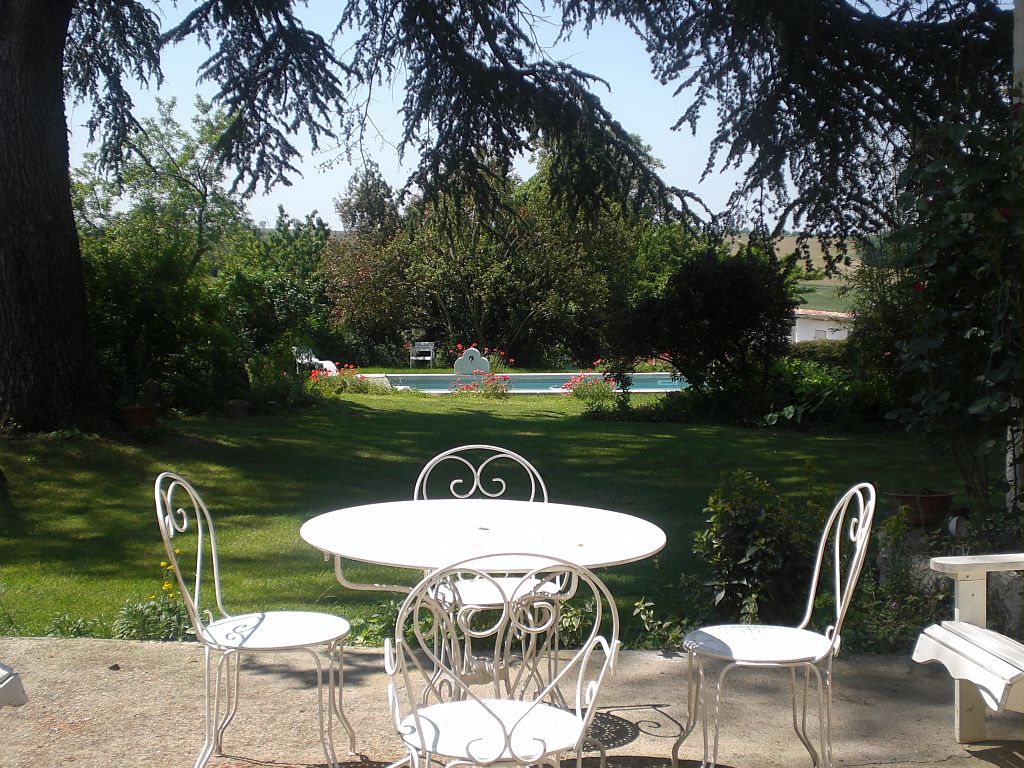 Terrasse aménagée avec vue sur parc et piscine