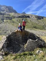 Deux petits aventuriers sur un rocher