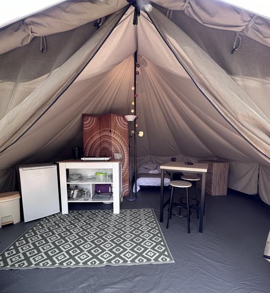 Camping La Lande salon tente lodge