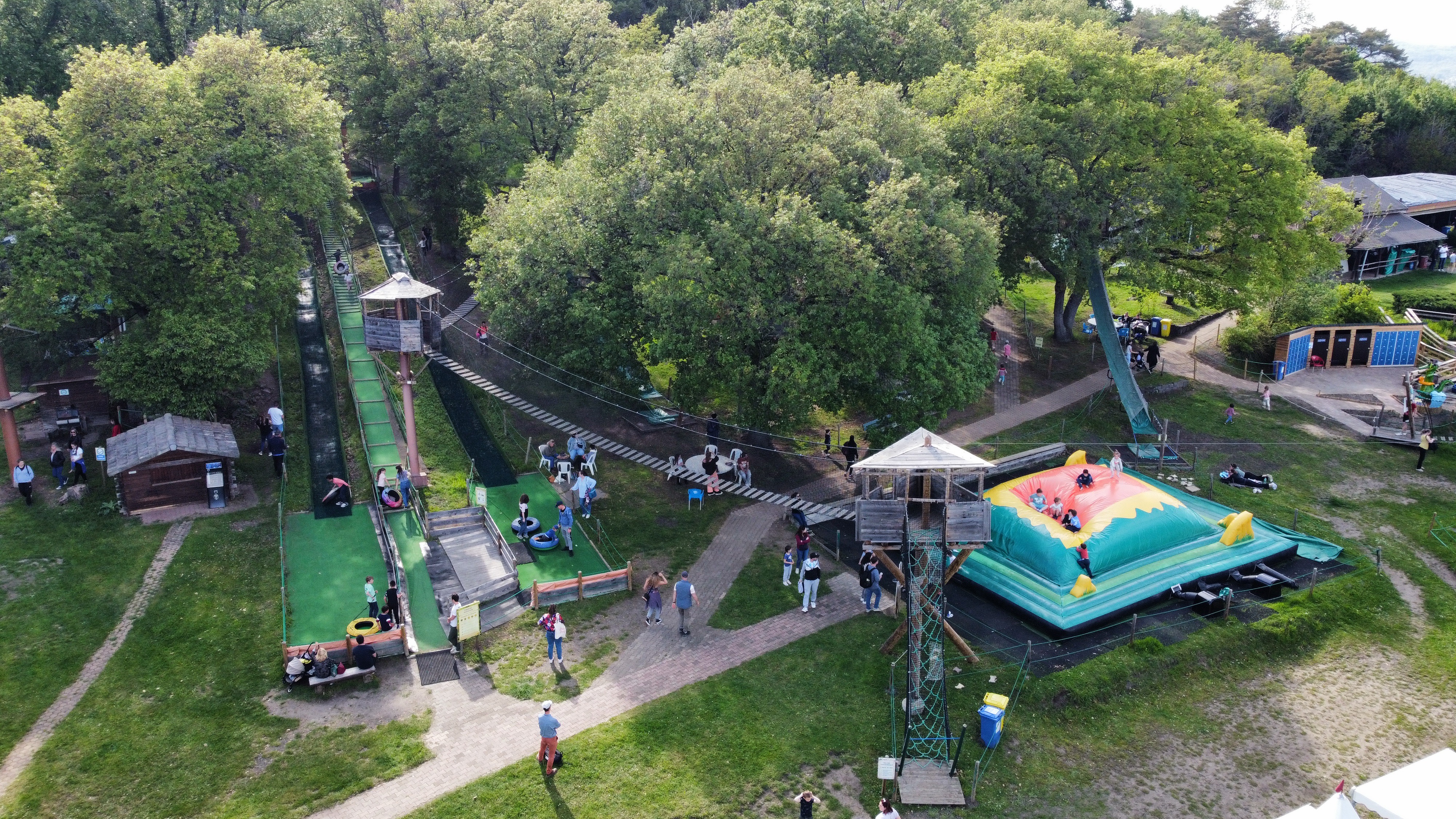 Jeux et attractions en plein air au parc Mirabel près de Riom
