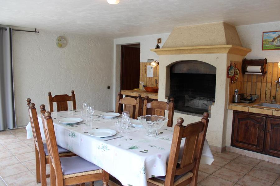 Gîte Au Plan de Carros-Salle à manger avec cheminée-Carros-Gîtes de France Alpes-Maritimes  