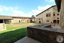 Gîte L'Annexe au Château de Pravins à Blacé  (Rhône, Beaujolais, proximité de Villefranche-sur-Saône) : la cour commune du Château.