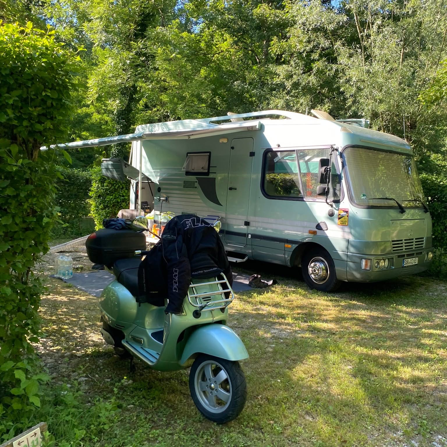 Emplacement arboré adapté aux camping-cars dans un environnement calme