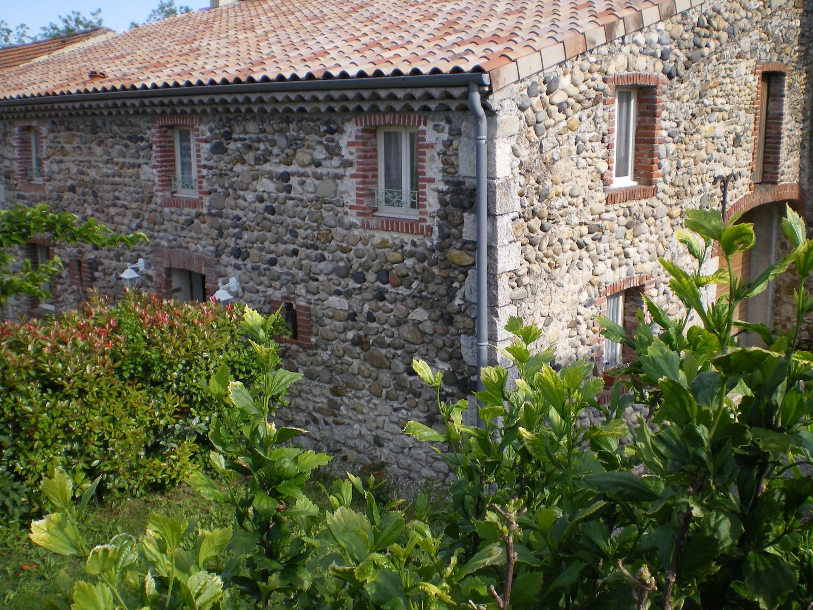 Suite de la façade principale avec prise d'angle pour chambres haut et bas 2 fenêtres