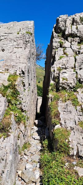 Pierre Fendue depuis le Cochenet - sentier pédestre_Cordon