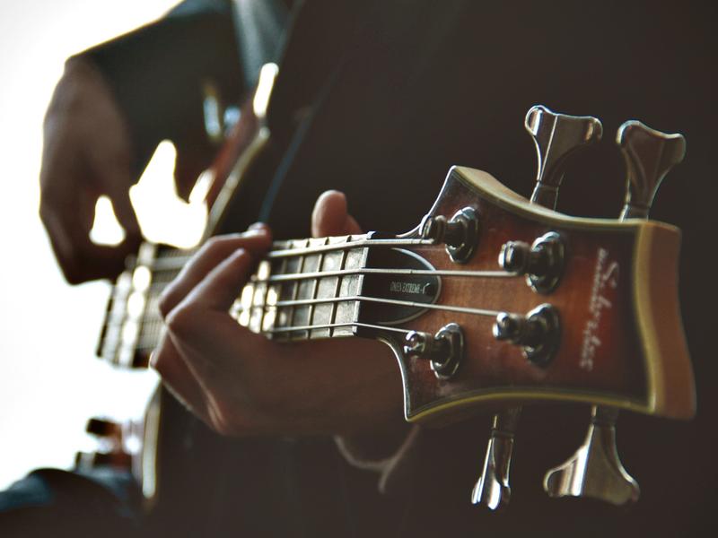 Une personne jouant de la basse