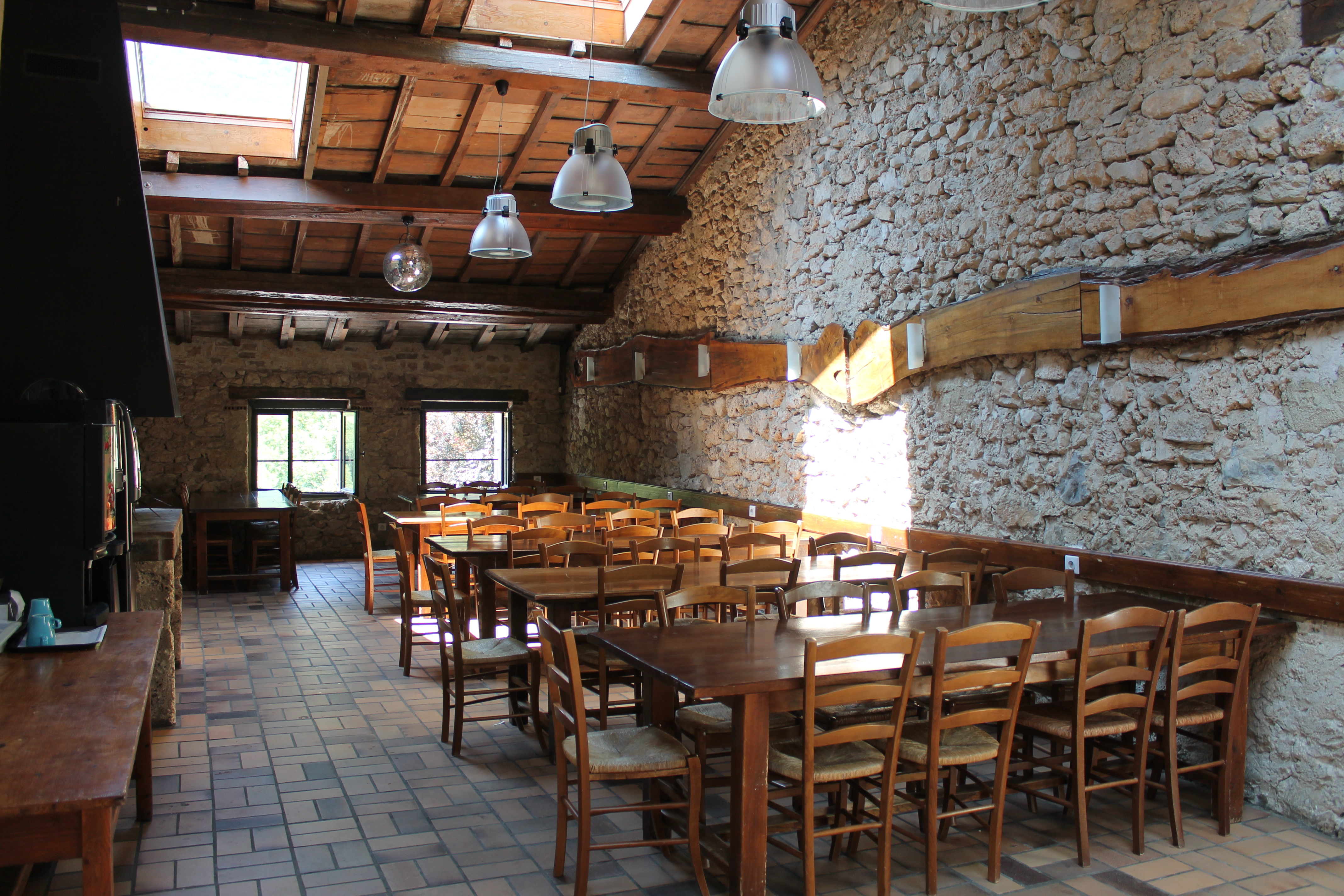Une salle de restaurant