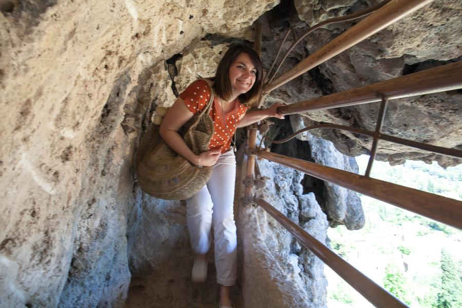 Habitats troglodytes dans le rocher de tuf - Cotignac