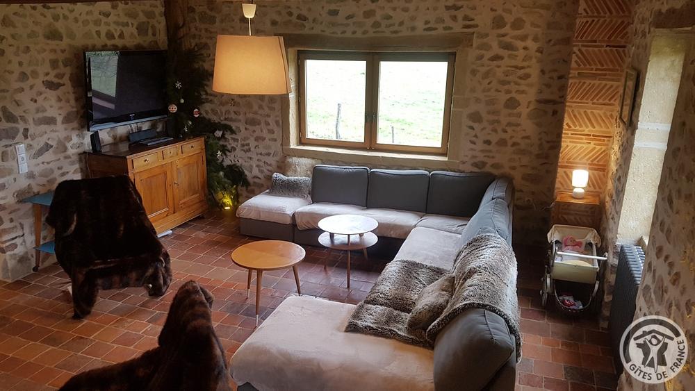 Grand Gîte \'Au Foin Tendre\' à Amplepuis (Rhône - Beaujolais Vert - proximité Lac des Sapins) : salon avec TV au rez-de-chaussée.