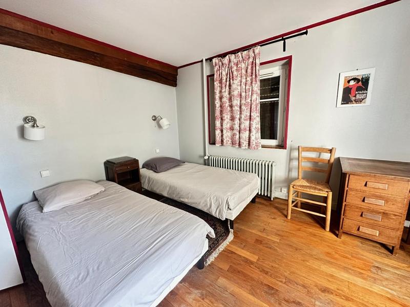 Chambre avec 2 lites simples et coin lavabo au 1er étage Chambre avec 2 lites simples et coin lavabo au 1er étage